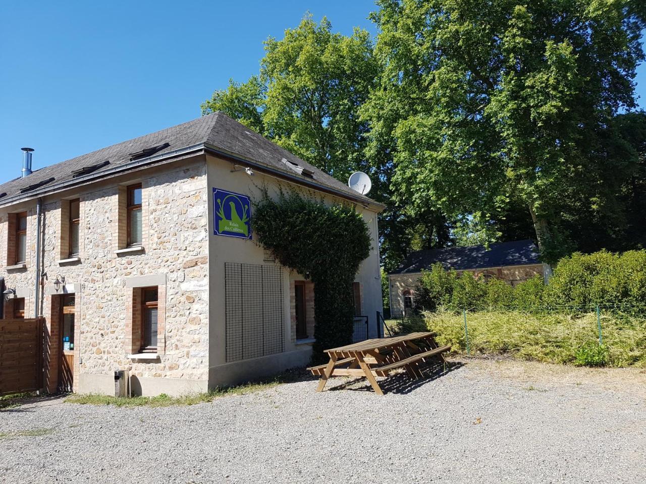 Hotel Logis Relais Des Cailleres Saint Pavace Exterior foto